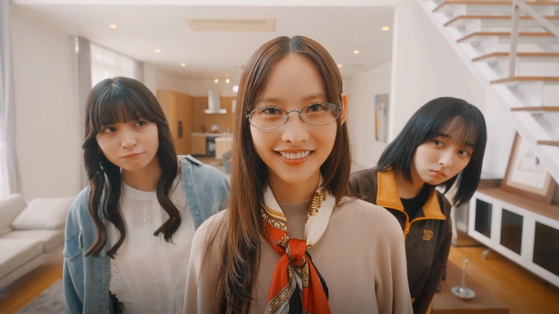 嘟嘟嘟~恋爱信号响不停，美女室友们教我如何淡定？/Roommates, Romance, and Ringing Hearts 第2张